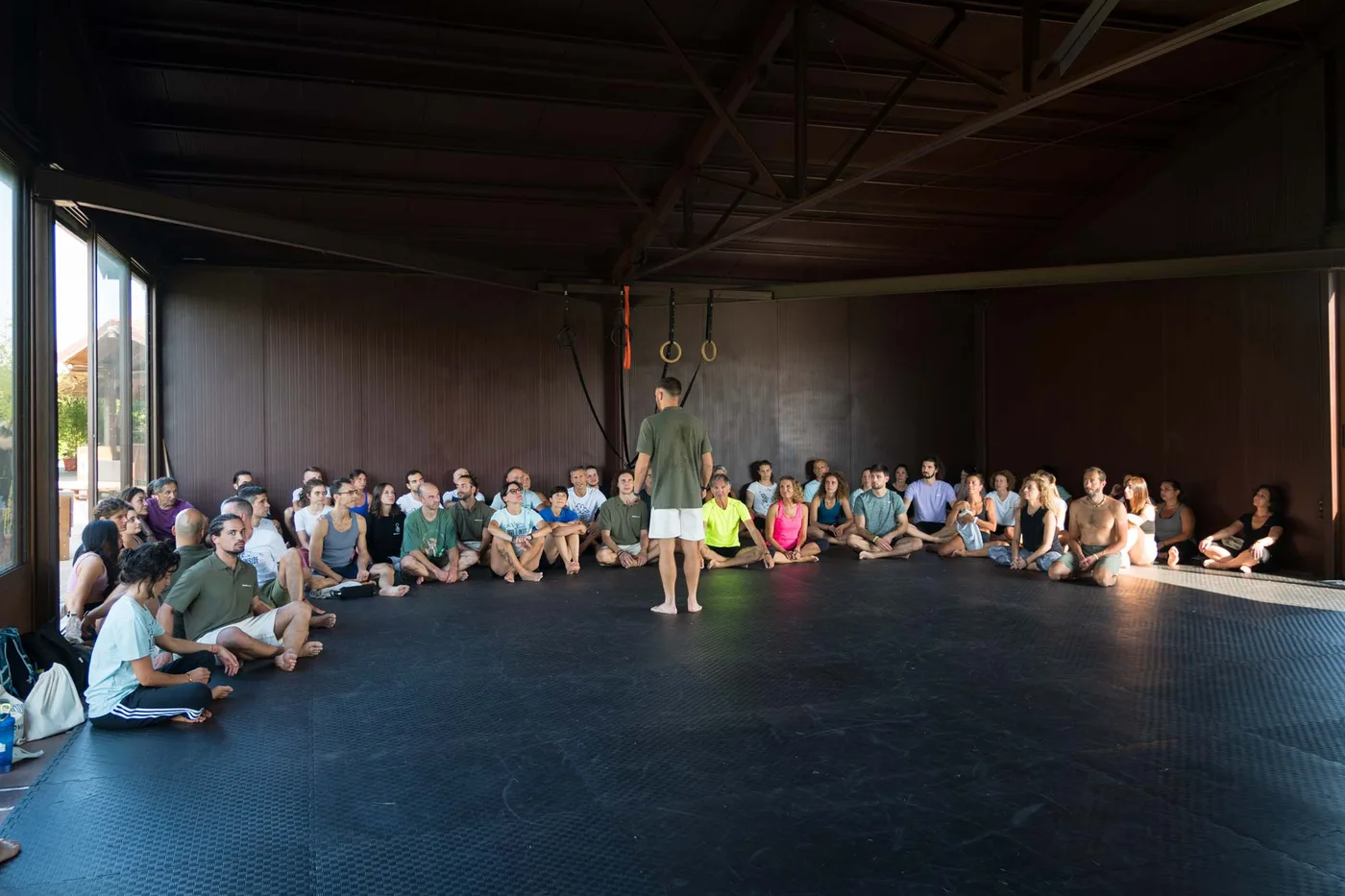 Gruppo di allievi in cerchio durante una lezione Moveinside