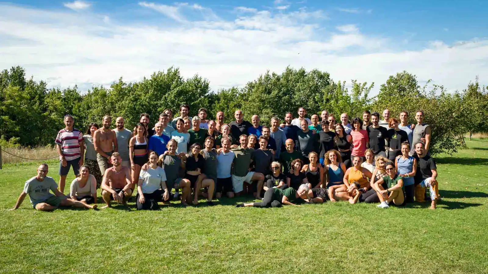 Gruppo di professionisti del movimento durante un intensivo di formazione Moveinside all'aperto