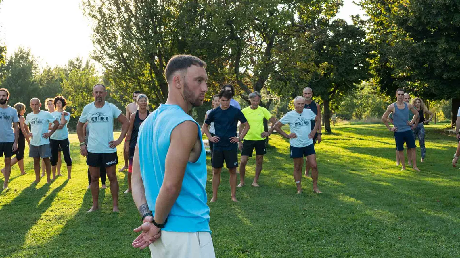 Coach del movimento guida un gruppo durante la formazione Moveinside