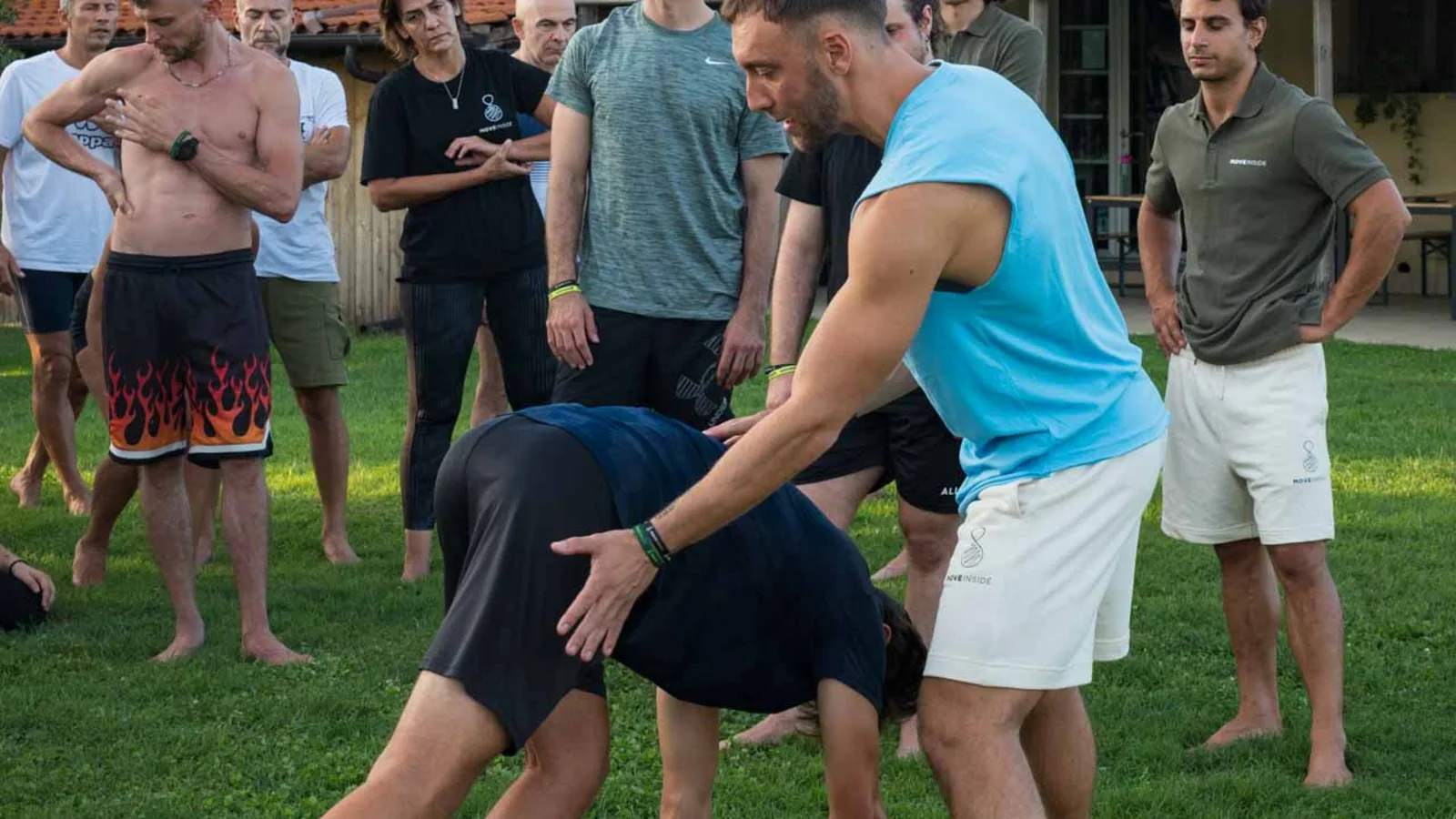 Personal trainer libero professionista durante una sessione di allenamento