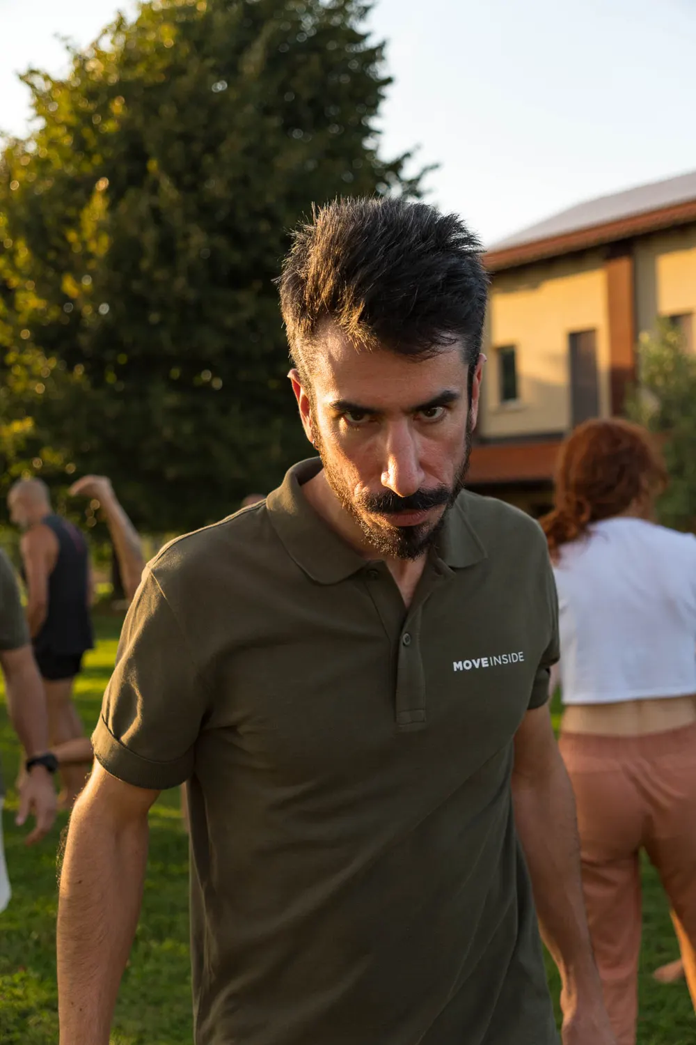 Coach Moveinside durante una sessione di allenamento in gruppo all'aperto