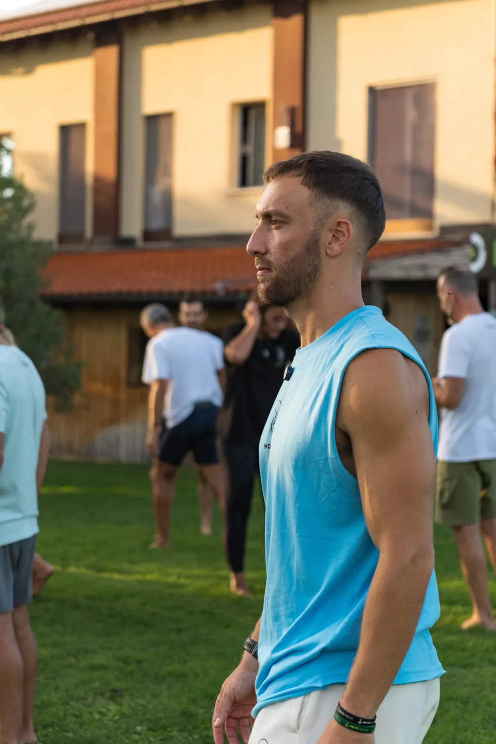 Coach del movimento segue il gruppo durante gli esercizi di mobilita