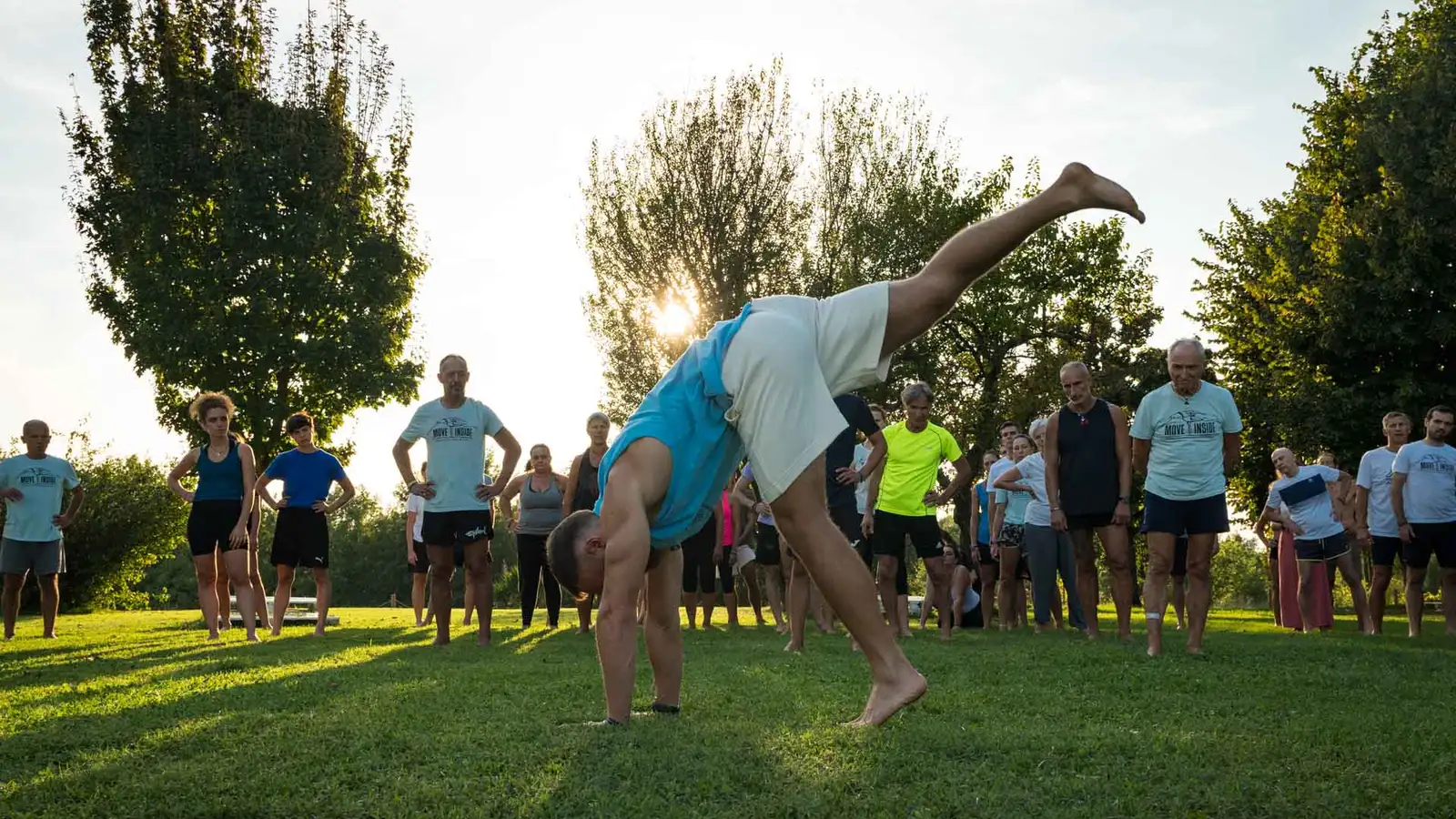 Coach del movimento esegue un esercizio davanti al gruppo durante l'intensivo Moveinside