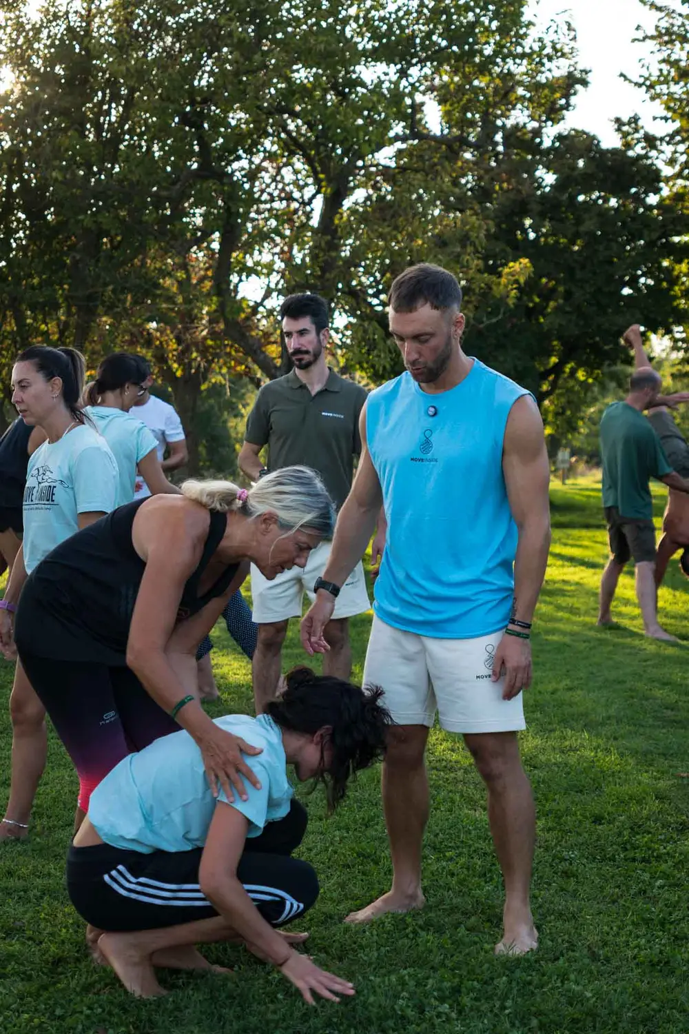 Coach del movimento corregge il gesto di un'allieva