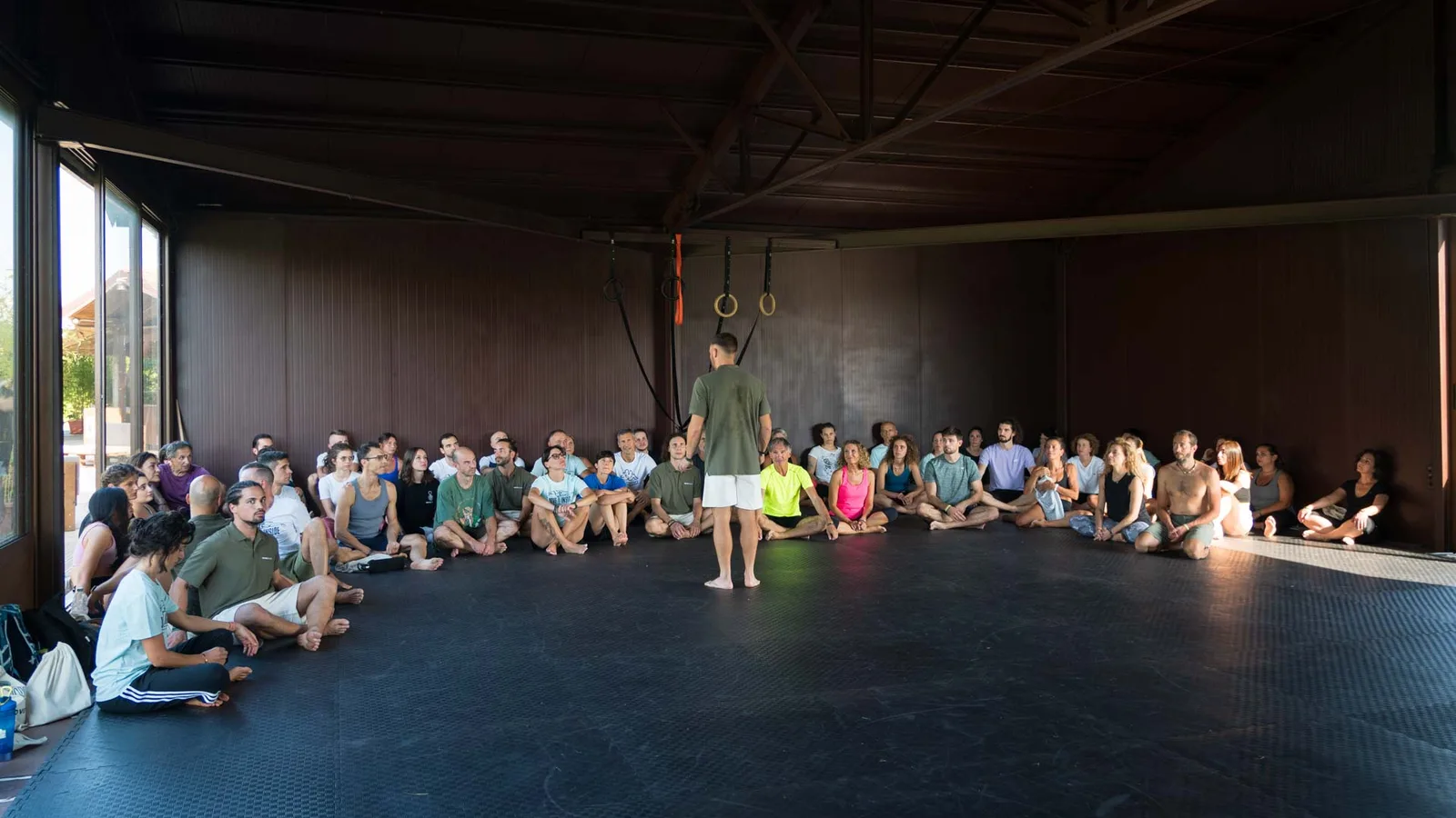 Ale Demaria guida un gruppo durante un intensivo di formazione Moveinside