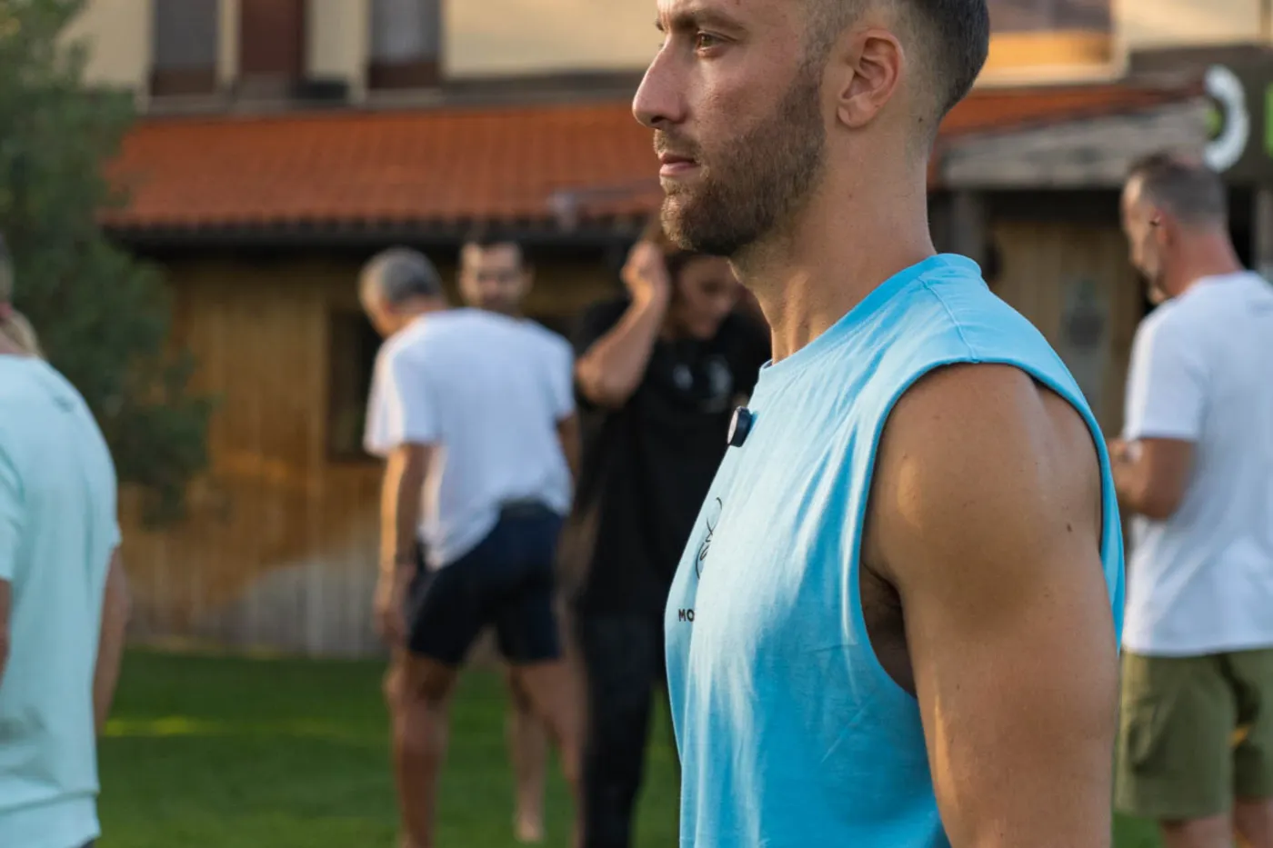 Coach Moveinside affianca un atleta durante un esercizio di forza e controllo