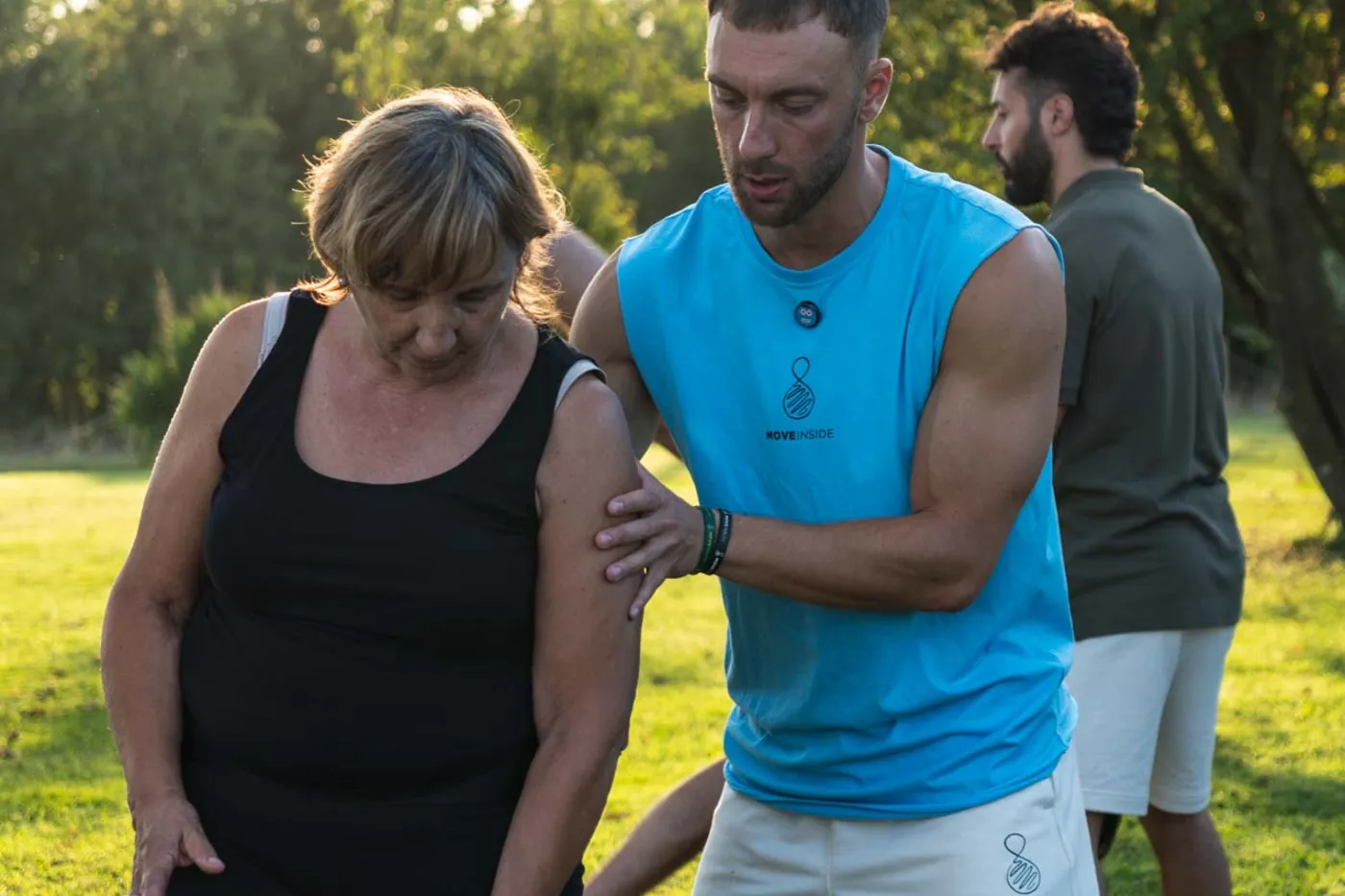 Coach del movimento che segue un allievo durante l'allenamento, la relazione come base del marketing