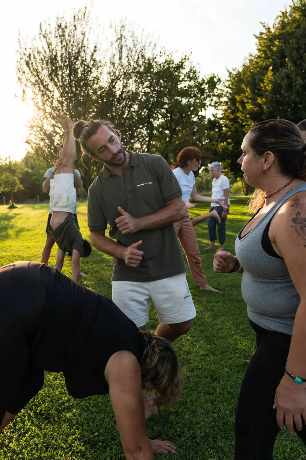 Coach Moveinside incoraggia gli allievi durante una sessione