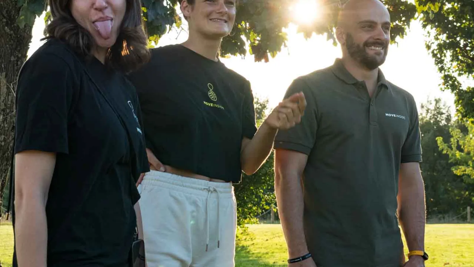 Personal trainer alla scrivania che sistema partita IVA e regime fiscale della propria attività