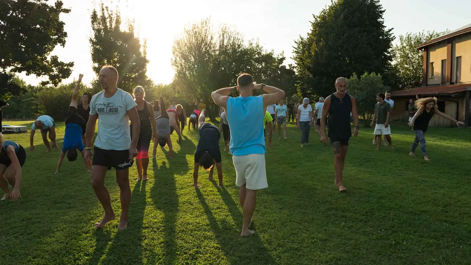 Gruppo dell'intensivo Moveinside si allena all'aperto al tramonto