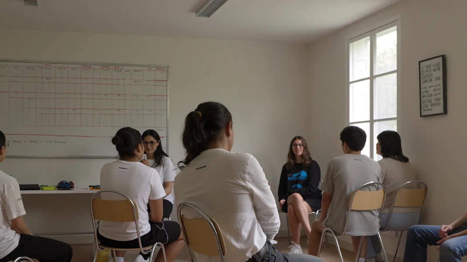 Gruppo di adulti in aula durante una lezione teorica di formazione