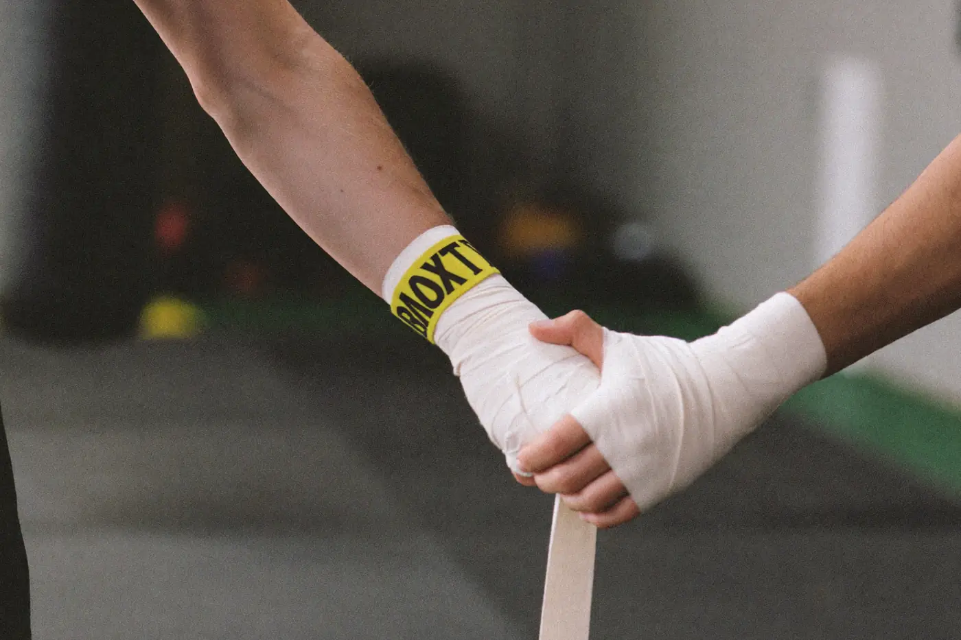 Primo piano di mani fasciate prima di un allenamento di boxe