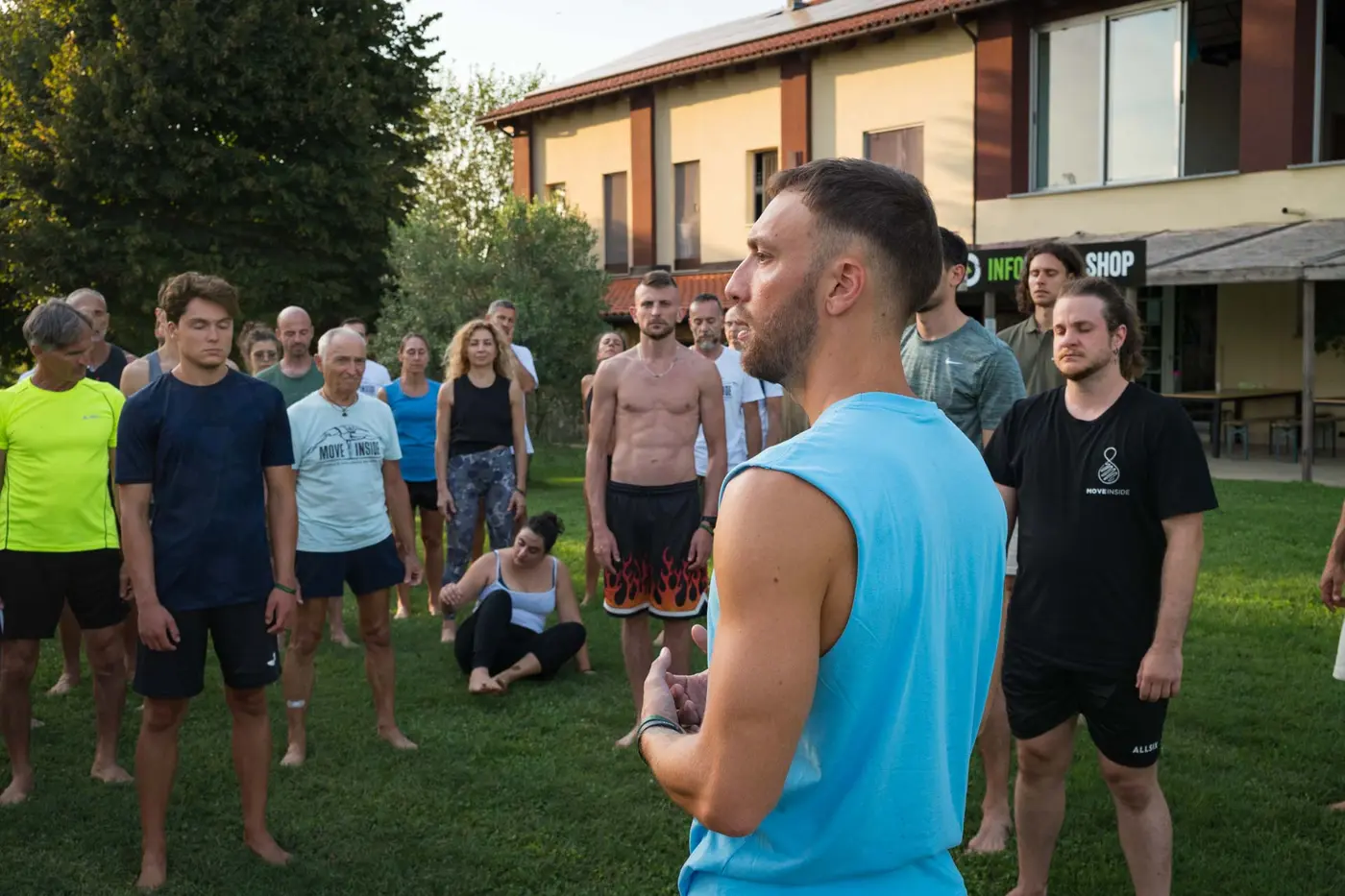 Un coach della formazione Moveinside che parla a un gruppo di allievi riuniti all'aperto