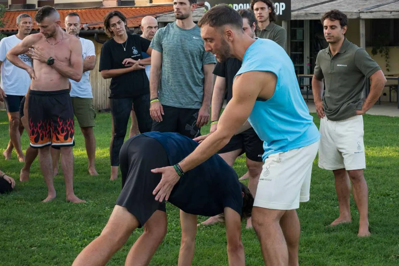 Due coach Moveinside che parlano seduti a bordo sala durante una pausa della formazione