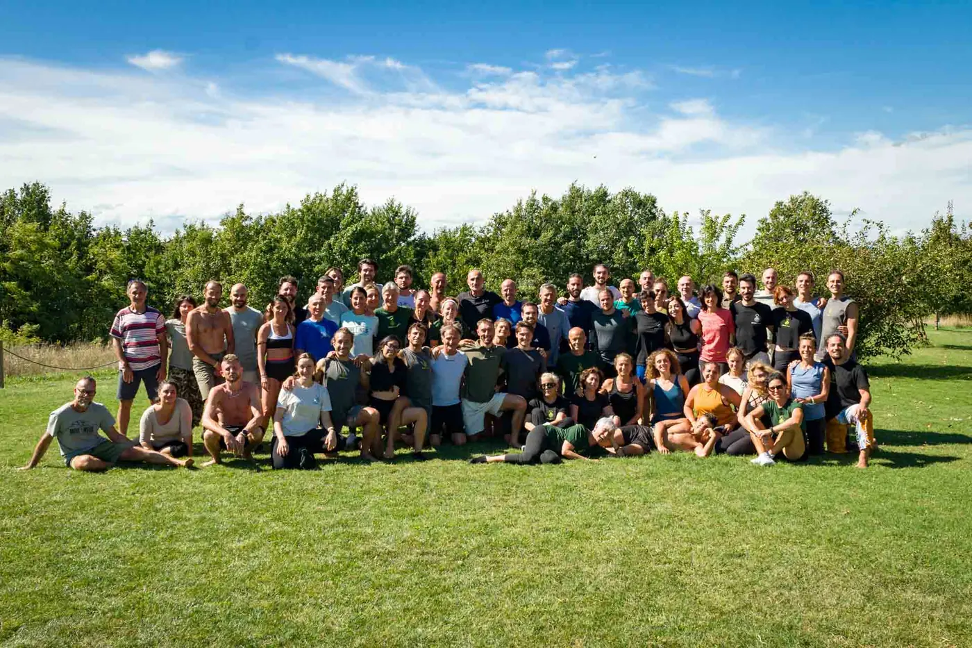 Foto di gruppo dei partecipanti a un intensivo Moveinside su un prato, adulti di età diverse