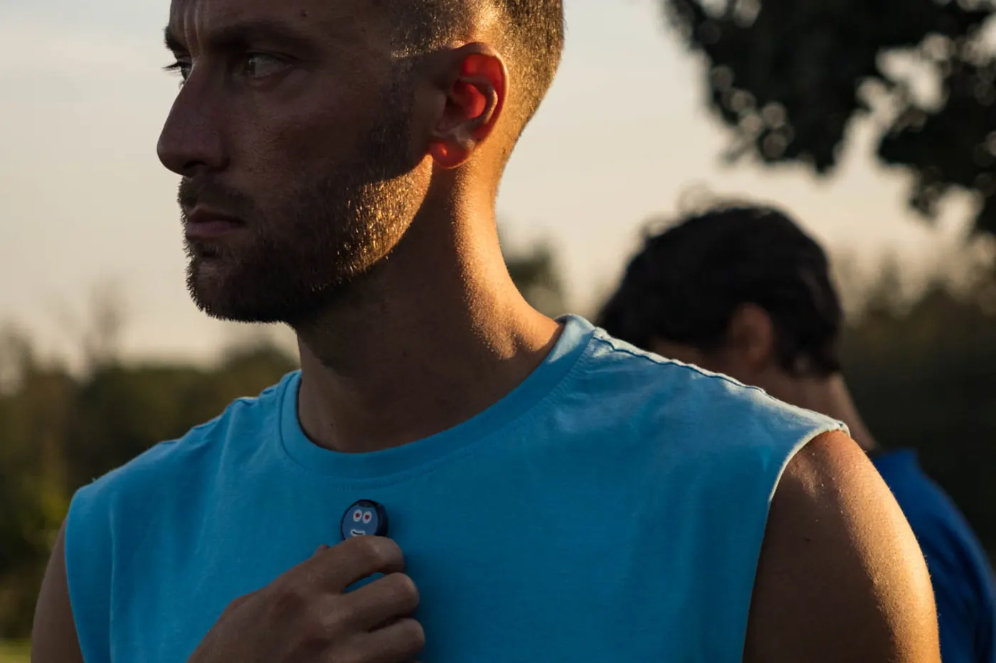 Ritratto di profilo di un coach alla luce del tramonto, con la mano sul petto e lo sguardo concentrato